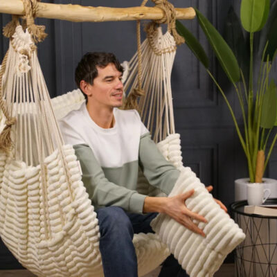 Hangaround – mobilier pentru confort, fabricat la Corunca