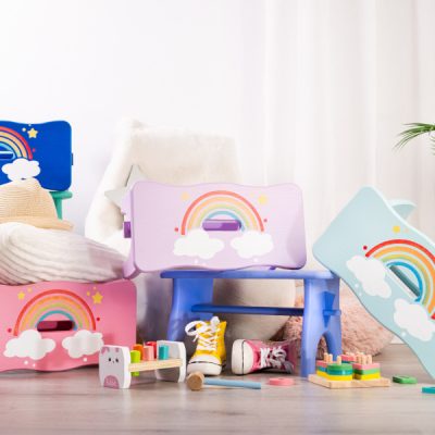 Lemn colorat – mobilier ca din desene animate
