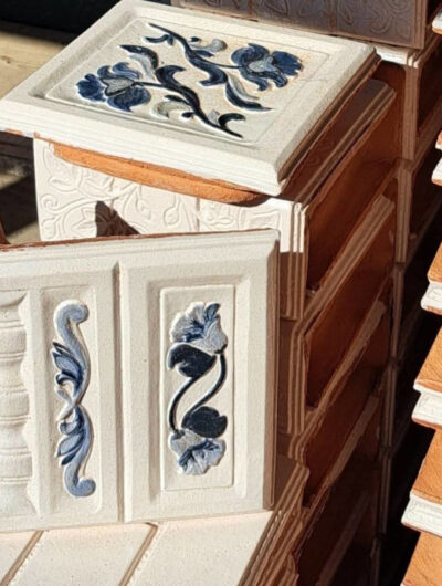 Cahle realizate manual, într-o fabrică din Câmpulung Muscel