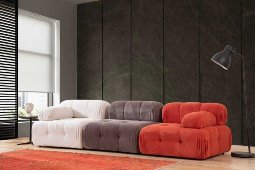 Canapea multicoloră – mobilier cu alai